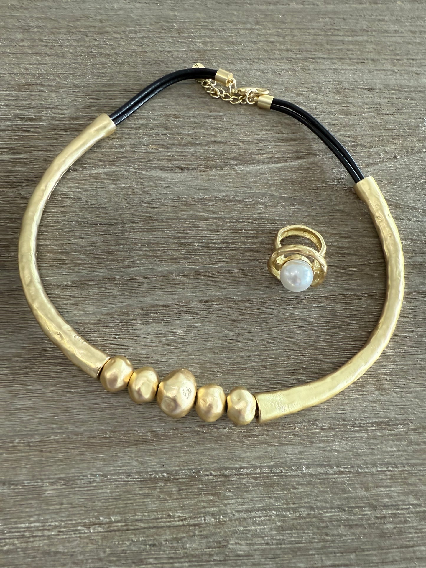 Circular Necklace With 5 Balls Gold