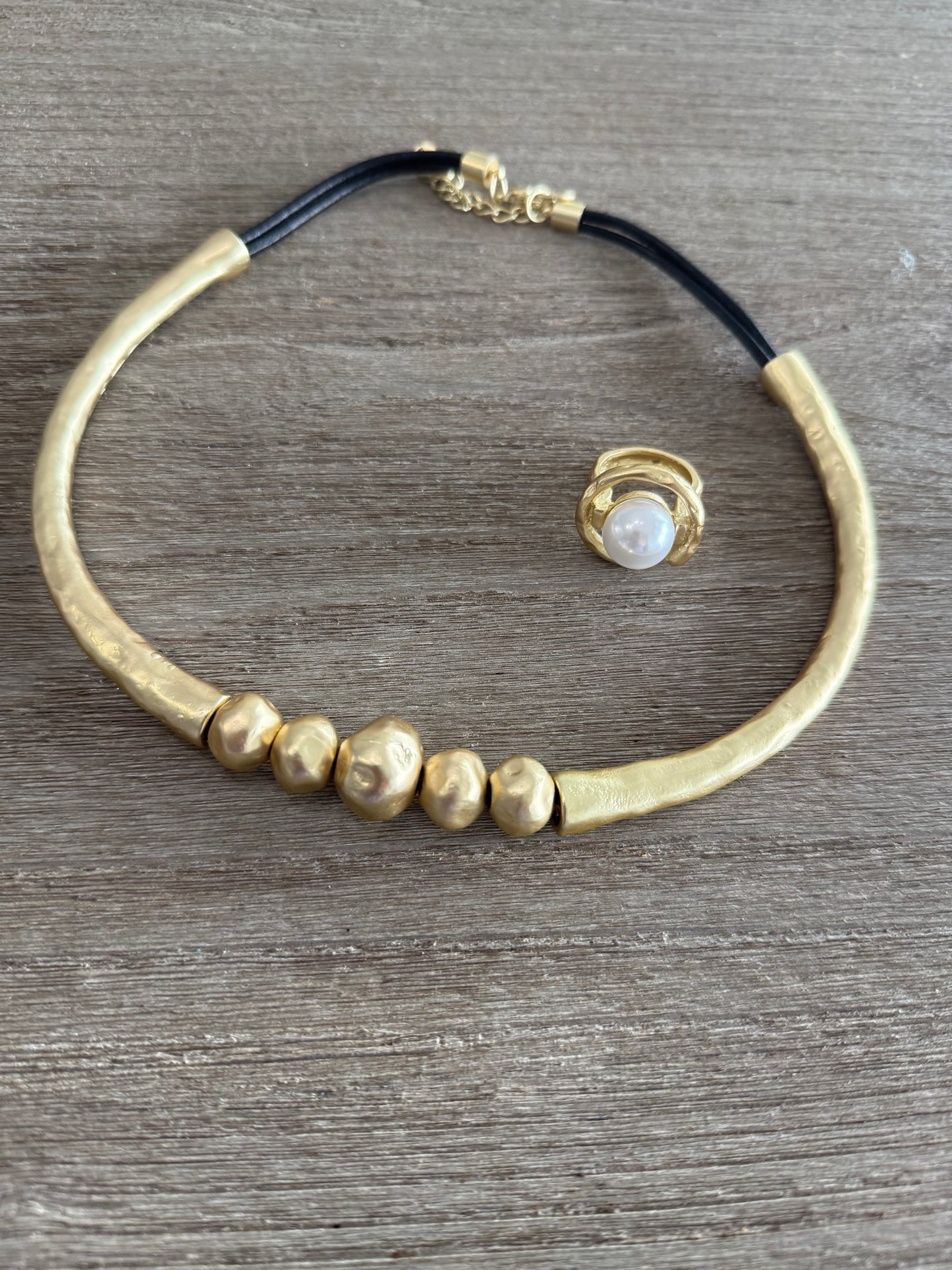 Circular Necklace With 5 Balls Gold