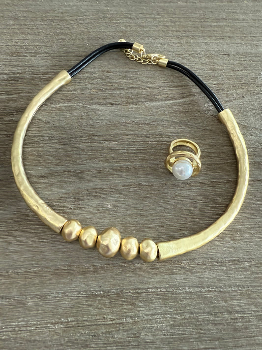 Circular Necklace With 5 Balls Gold