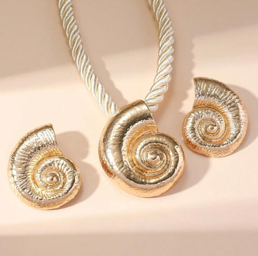 Seashell Conch Necklace & Earrings Set