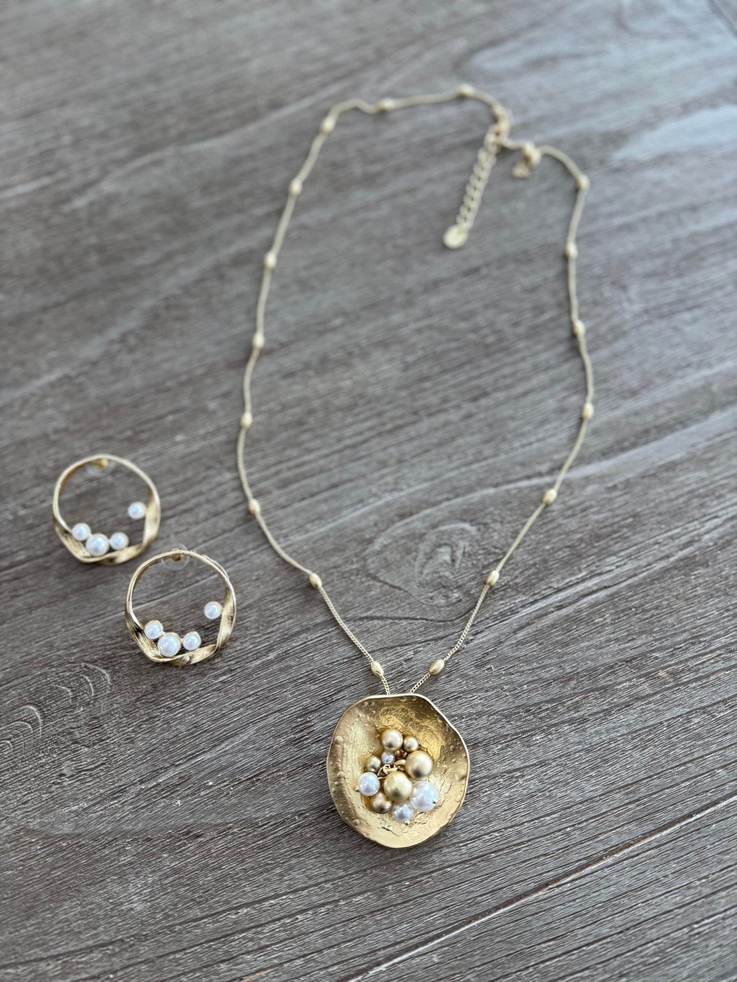 Flower Silhouette With Pearls Gold Necklace