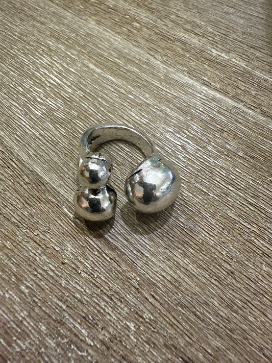 3 Balls Ring