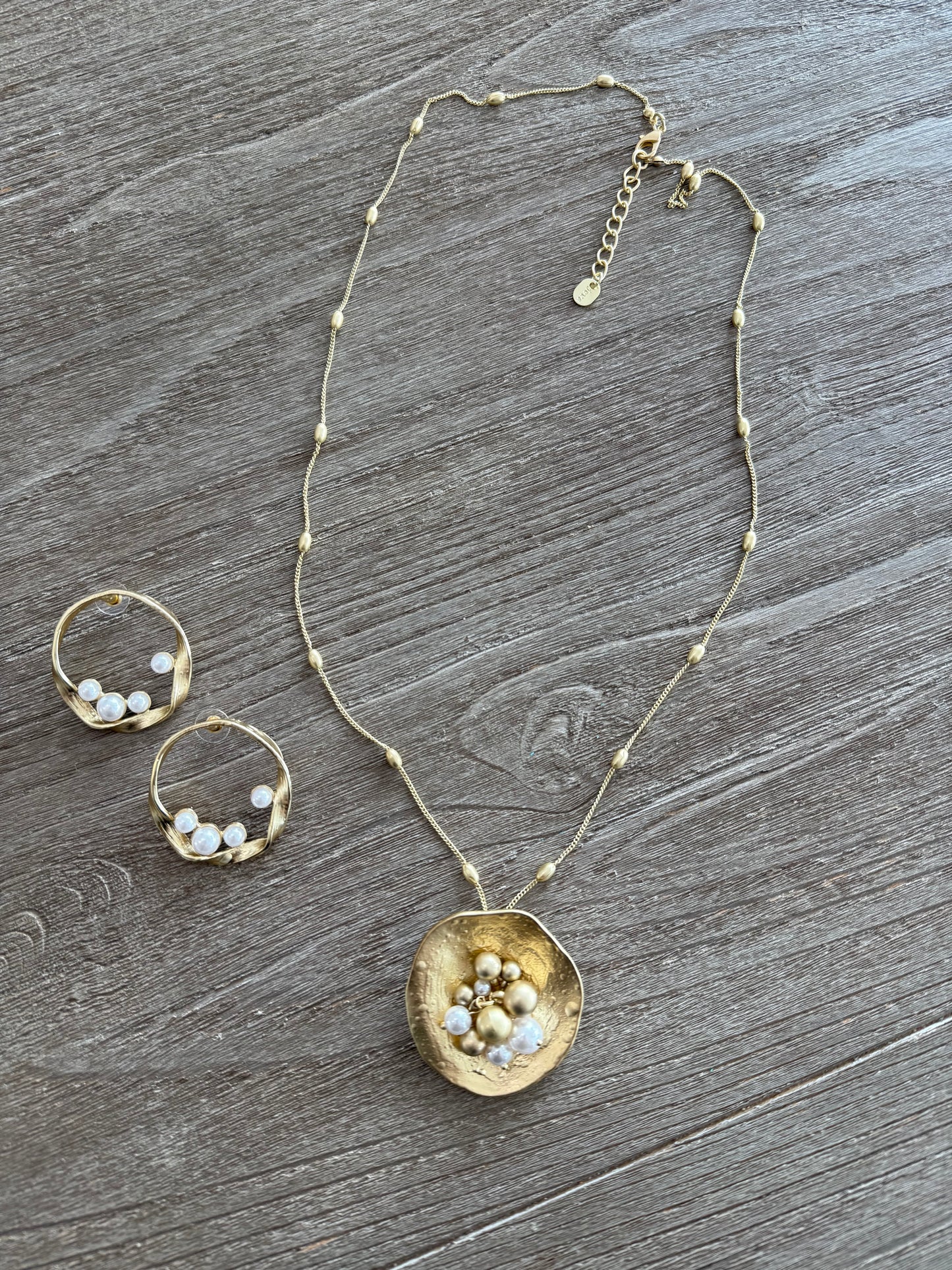 Flower Silhouette With Pearls Gold Necklace